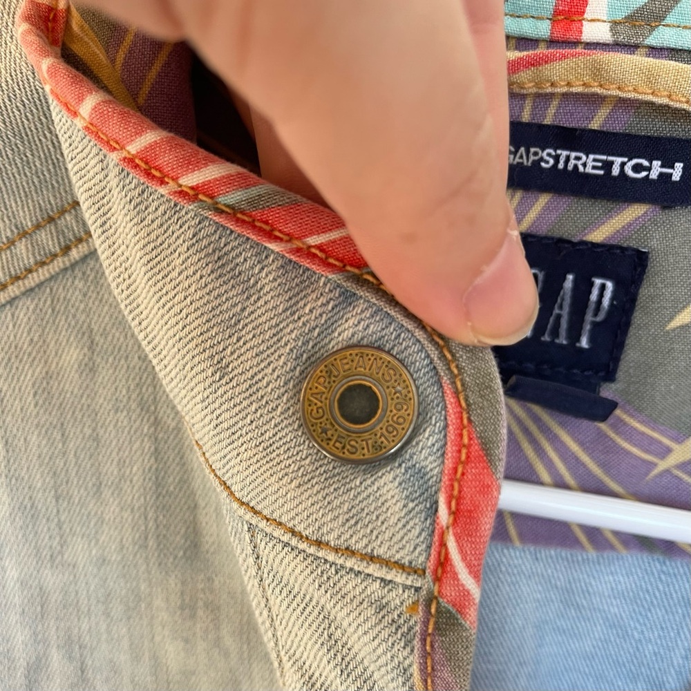 GAP Vintage Women’s Light Blue Jean Denim Jacket with Snap Front - Picture 3 of 6